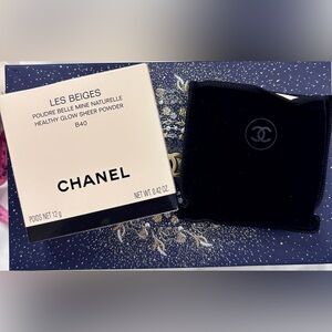 CHANEL Les Beiges Sheer Powder B40 – Black Velvet Pouch